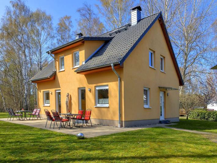 Ferienwohnung für 14 Personen, mit Terrasse und Garten sowie Sauna, kinderfreundlich in Trassenheide