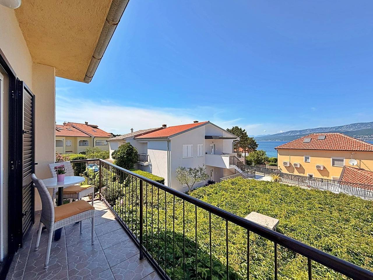 Entire apartment, Apartment Nevenka - 130 m from sea and beach, sea view, balcony, terrace, Bbq in Silo (Krk), Krk