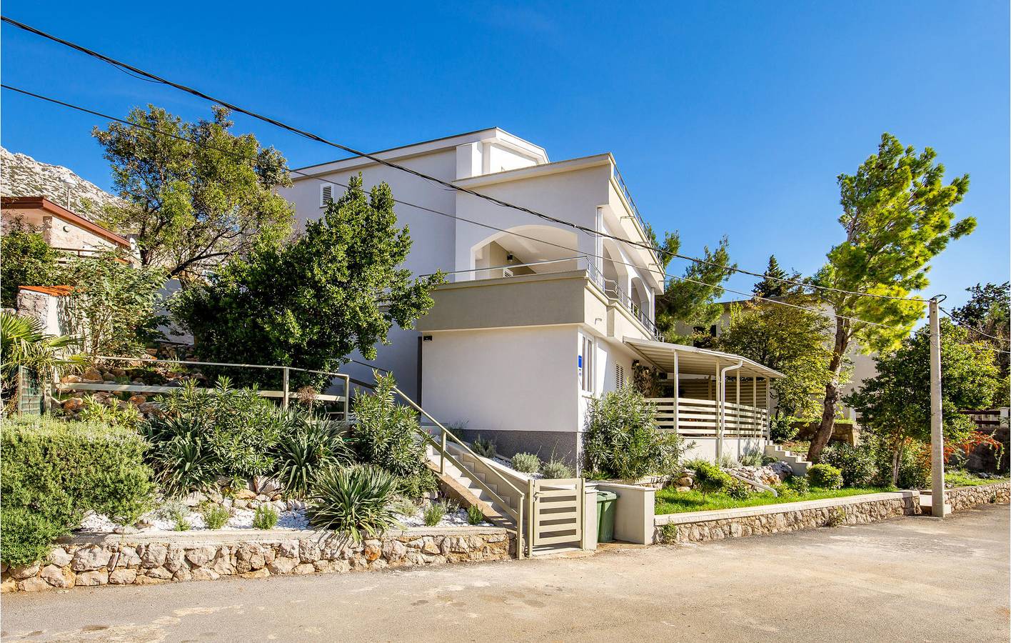 Gemütliche 140 m² große Wohnung mit Pool und Terrasse, 100 m von der Küste entfernt in Cesarica, Naturpark Velebit