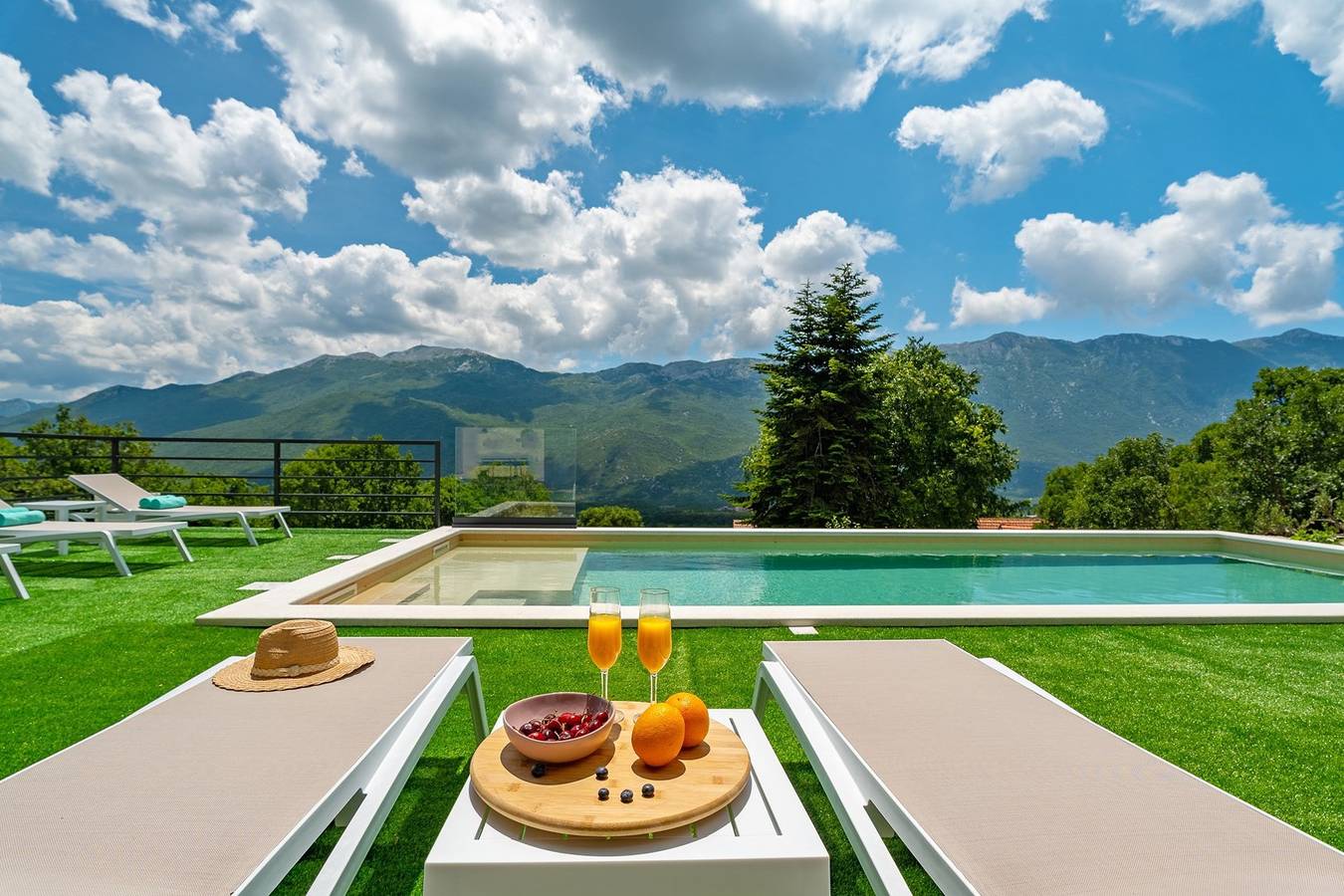 Villa Rose ist eine Villa mit 4 Schlafzimmern und beheiztem Pool, 12 km von Baška voda entfernt in Zagvozd, Makarska Riviera