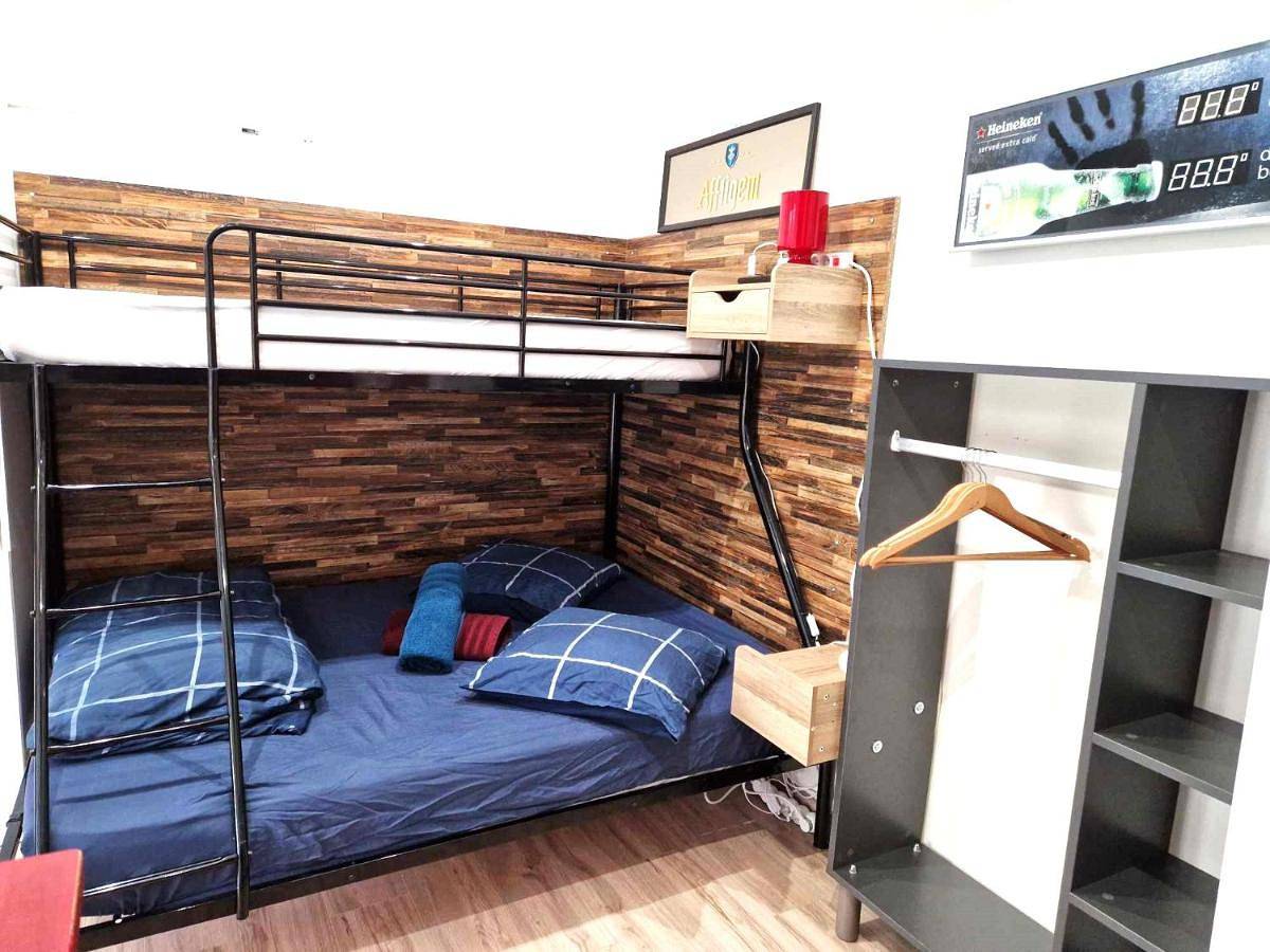 Appartement entier, 10 - Joli studio avec deux lits, un lit double et un lit simple, logement tout équipé pour 1, 2 ou 3 personnes maximum, vue sur parc arboré, parking privatif gratuit, grand fourgon possible, tout le linge de maison est fourni in Razac-sur-l'Isle, Périgord Blanc