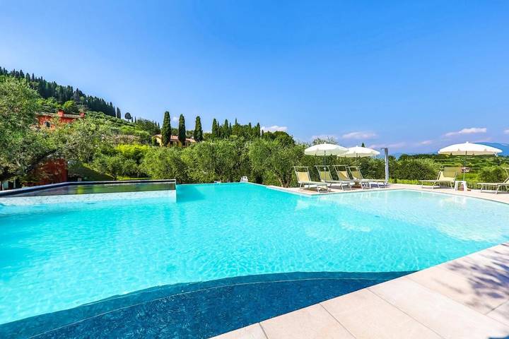 B&b per 2 persone, con Idromassaggio e Terrazza nonché Giardino e Piscina a Bardolino