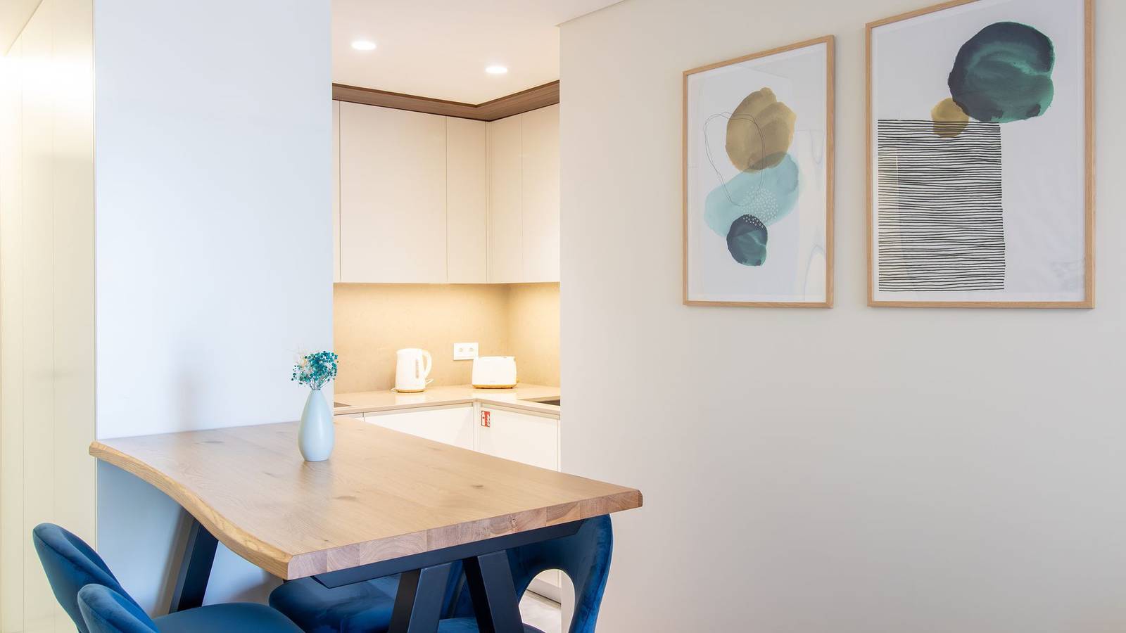 Apartamento inteiro, Central Gaia 1Br Flat w/ Balcony by Lovelystay in Mafamude e Vilar do Paraíso, Distrito do Porto