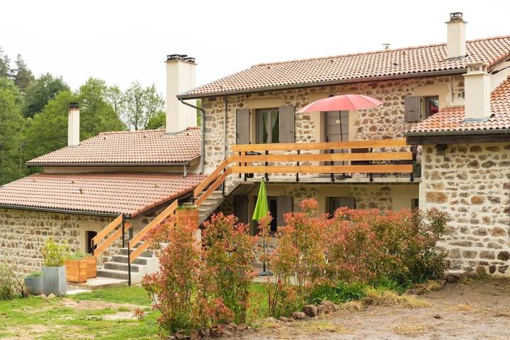 Gîte pour 2 personnes, avec Balcon et Terrasse ainsi que Jardin et Vue à Viverols
