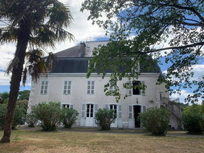 Gîte pour 10 personnes, avec piscine et jardin dans Rivehaute