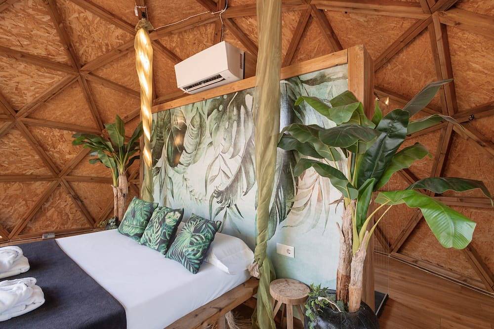 Entire apartment, Apartment 'Bubble Suites' with Mountain View, Wi-Fi and Air Conditioning in Canyelles (Barcelona), Garraf