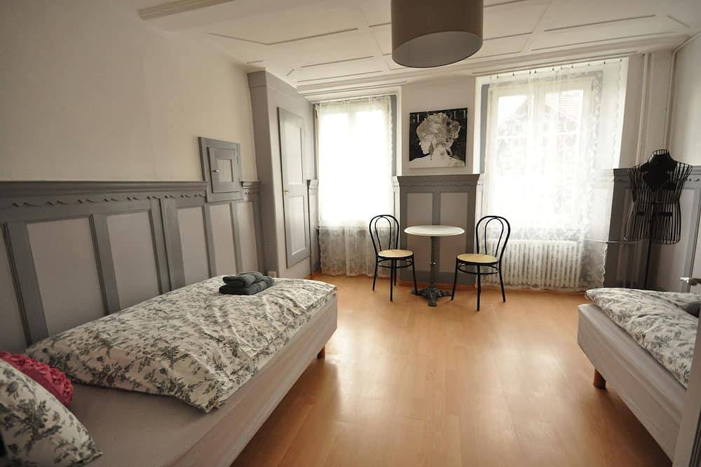Appartement entier, Nouvellement rénové appartement de 4 chambres. 3 minutes à Interlaken.  12 personnes. Balcon in Matten bei Interlaken, Lac de Thoune