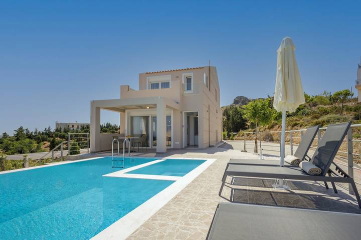 Location de vacances pour 6 personnes, avec jacuzzi ainsi que jardin et piscine dans Agia Pelagia