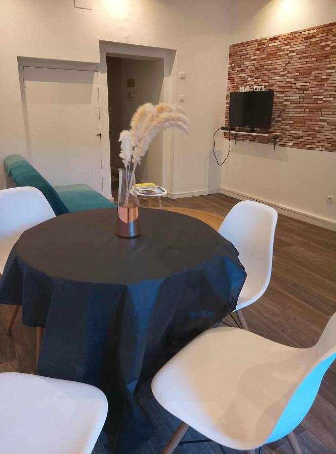 Appartement entier, One-Bedroom Apartment in Saint-Léonard-de-Noblat, Région de Limoges