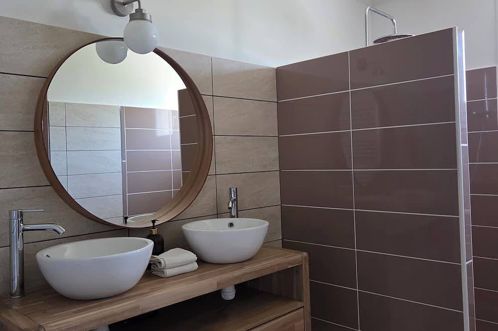 Pretty 8-person house with pool 10min from Avignon and close to Mont Ventoux in Monteux, Vaucluse