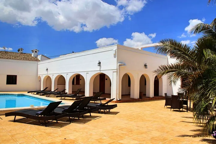 Casa de vacaciones para 28 personas, con jardín además de piscina y vistas - 1