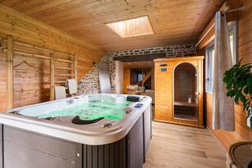 Ferienhaus für 2 Personen, mit Whirlpool und Sauna sowie Garten in Frankreich