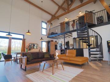 Gîte pour 6 personnes, avec piscine ainsi que terrasse et jardin à Marnac