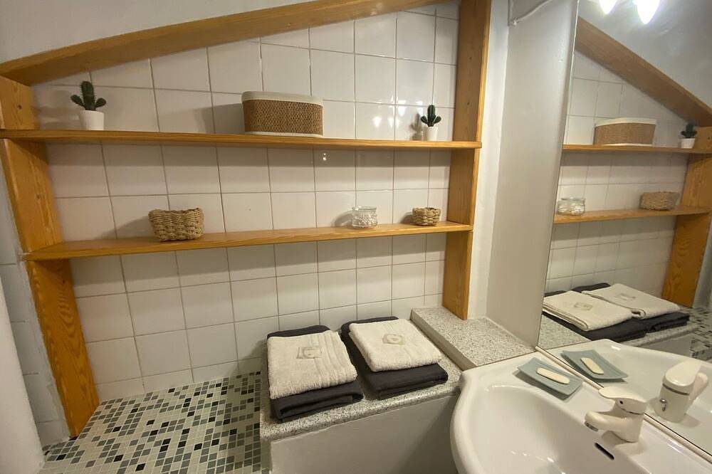 Entire apartment, Studio with balcony overlooking courtyard in Aix-en-Provence, Aix-en-Provence region