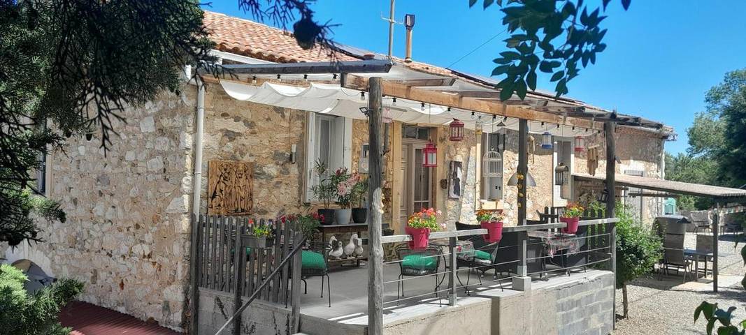 Chambre d’hôte pour 2 personnes, avec jardin et piscine, animaux acceptés à Prades-sur-Vernazobre