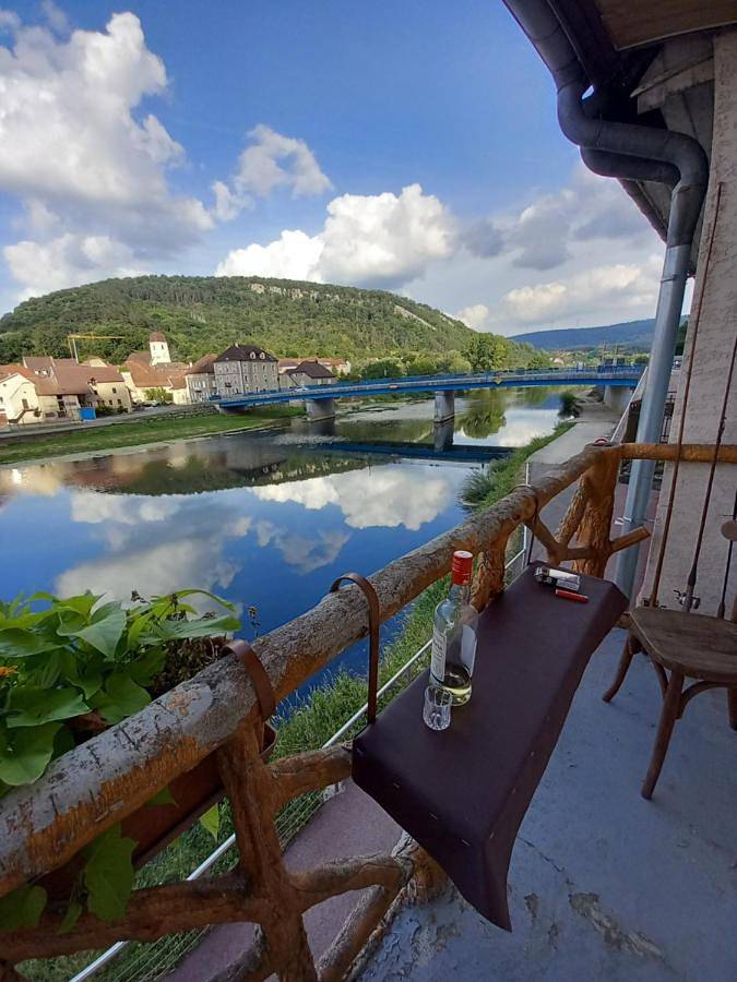 Chambre d’hôte pour 2 personnes, avec Balcon ainsi que Terrasse et Vue à L'Isle-sur-le-Doubs