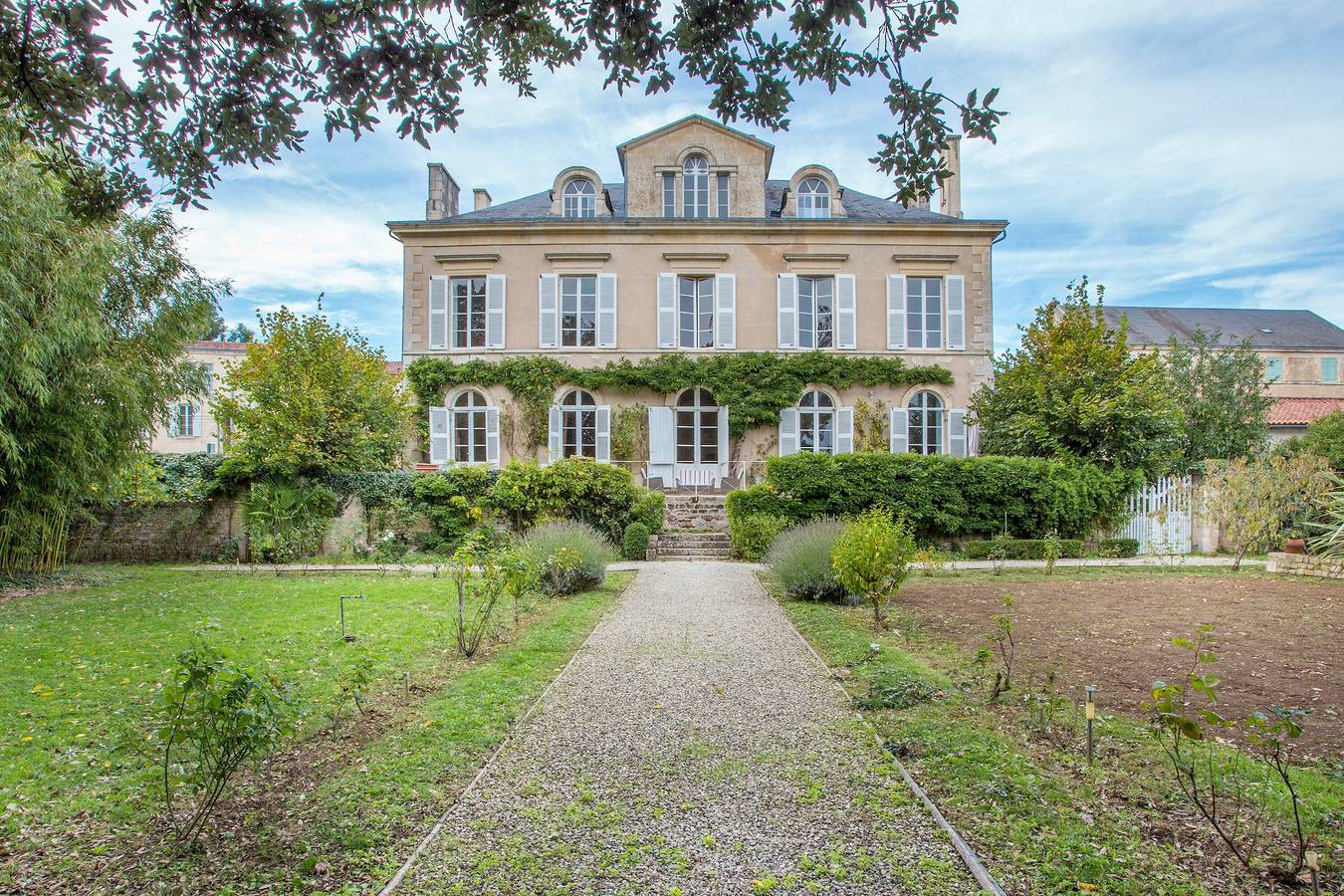 Maison de maître avec piscine privée, terrasse privée et Wi-Fi in Fontenay-le-Comte