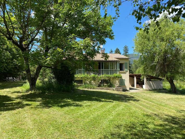 Location de vacances pour 8 personnes, avec Terrasse ainsi que Jardin et Vue à Lachau