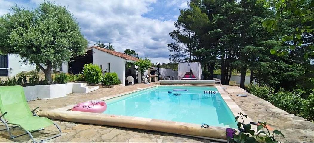 Location de vacances pour 17 personnes, avec Balcon et Terrasse ainsi que Piscine et Vue à Vailhauquès