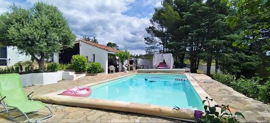 Location de vacances pour 17 personnes, avec vue ainsi que terrasse et piscine, animaux acceptés à Vailhauquès