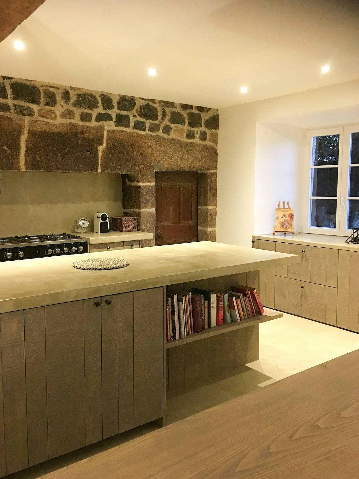 Antigua casa parroquial con jardín en Aubrac in Saint-Urcize, Región de Saint-Flour