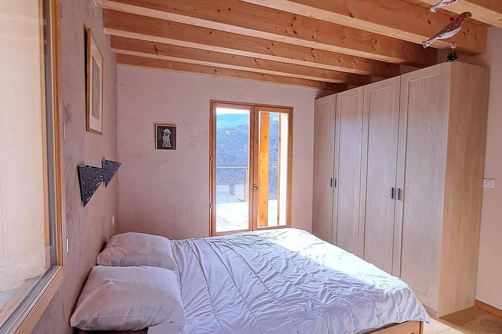 Quiet house with sauna pool, large garden and children's play area. Ideal for families in Gréolières, Region de Cannes