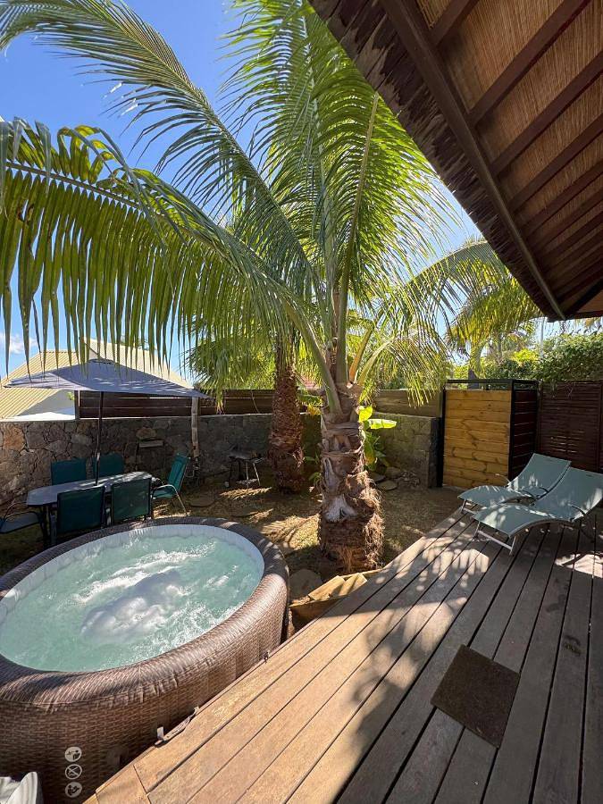 Gîte pour 5 personnes, avec jardin ainsi que terrasse et jacuzzi dans Port de Saint-Gilles les Bains - 2