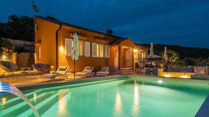 Ferienhaus für 8 Personen, mit Whirlpool und Garten sowie Balkon und Pool auf Cres