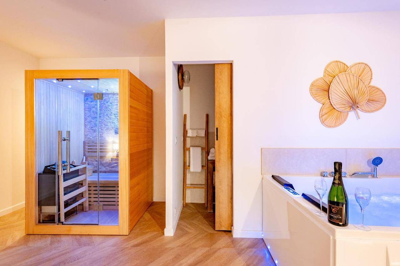 Appartement entier, Suite Bali de 45m2 - Idéal couple - Chambre séparée - Jacuzzi baignoire balnéo - Sauna - Clim réversible - Netflix - Piscine accès partagé avec la petite copro - Bouteille de champagne offerte dès 2 nuits in Suze-la-Rousse, Région de nyons
