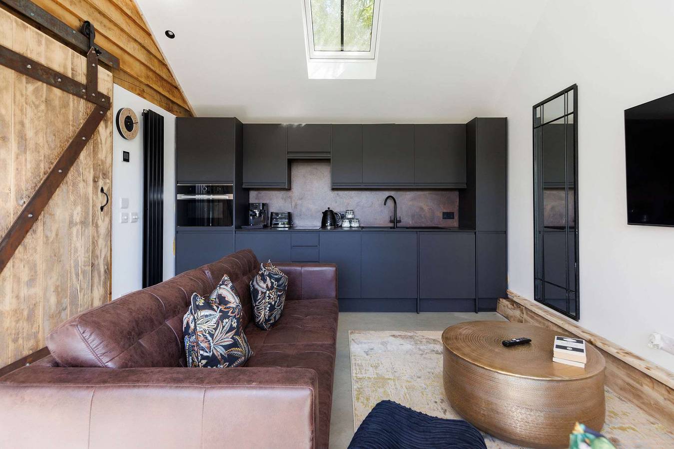 Romantic Countryside Lodge with Hot Tub in Sussex Occidental