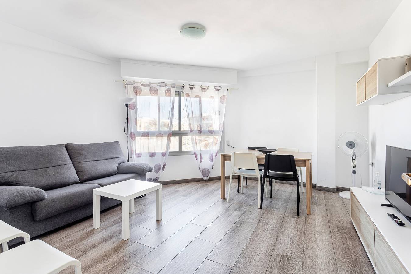 Entire apartment, Holiday Home '5 Minutes From Downtown Valencia' with Balcony, Wi-Fi and Air Conditioning in Benetússer, Costa de Valencia