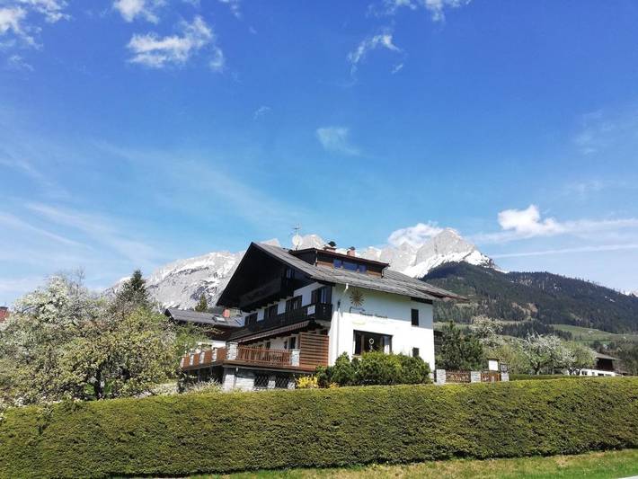 Gästehaus für 2 Personen, mit Balkon und Terrasse sowie Garten und Ausblick in Pfarrwerfen