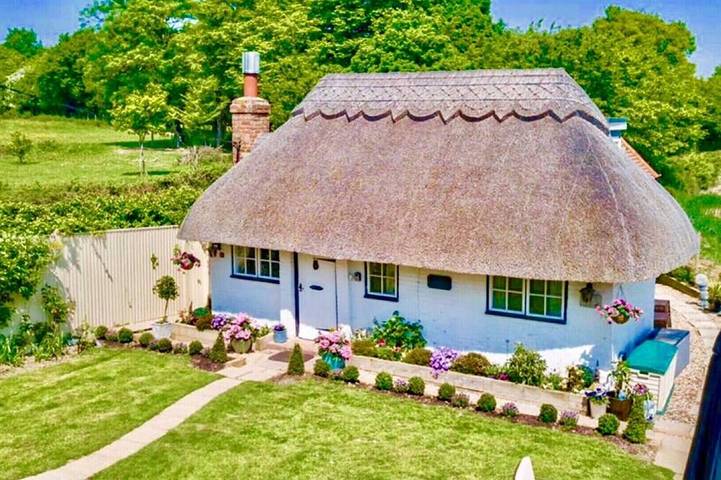 Cottage for 6 people, with hot tub and garden, with pets in Kent