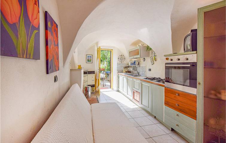 Spacious Apartment with Terrace & Baby Bed in Ziona, Carro (Liguria)