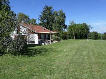 Gîte pour 5 personnes, avec jardin ainsi que terrasse et piscine dans l' Ain