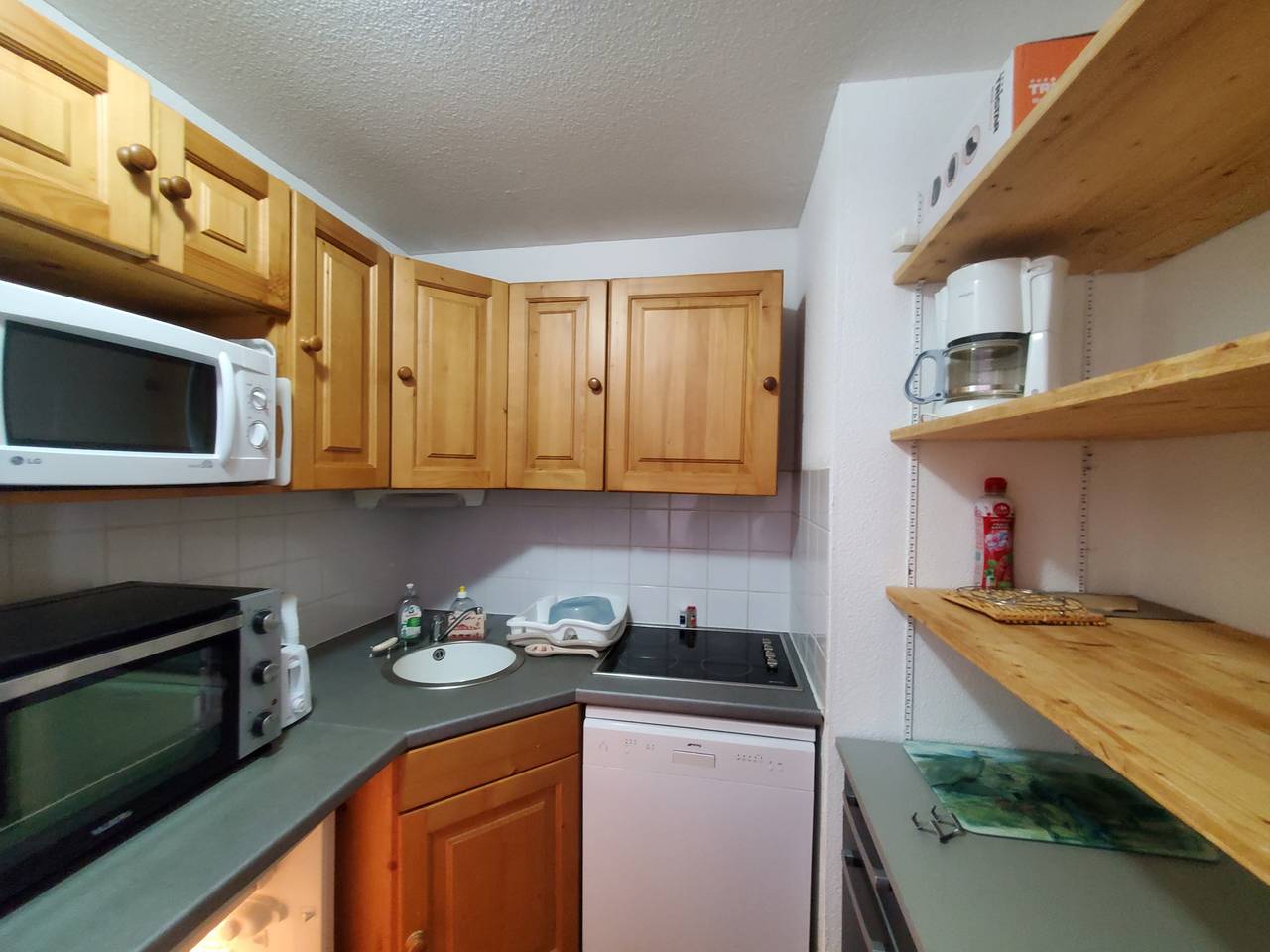 Entire apartment, Holiday apartment for 6 people with terrace in Super Besse, Besse-et-Saint-Anastaise