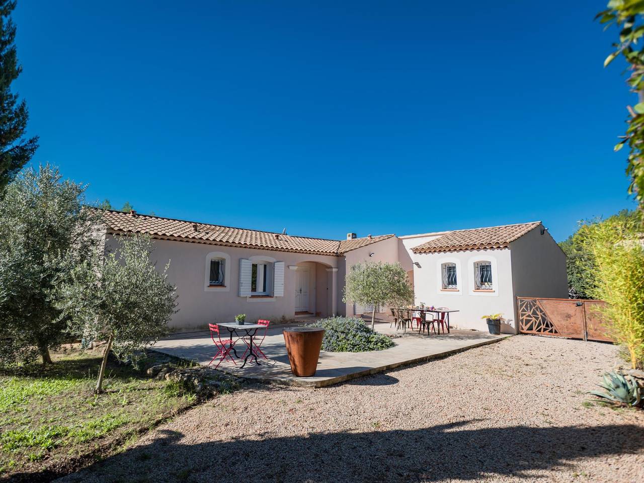 Ferienhaus mit Klima, Schwimmbad und Dorfnähe in Saint-Antonin-du-Var, Brignoles Region