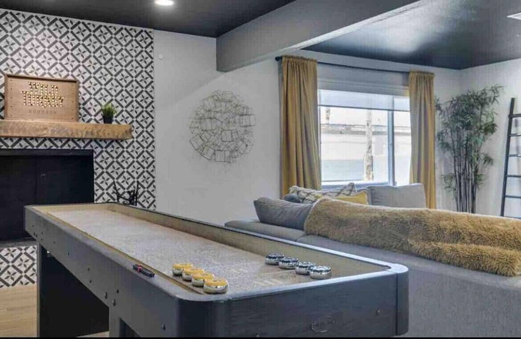 Las Vegas Getaway!! Sleeps 10+ King Bed. Jacuzzi. Open Layout!! in Winchester (NV), Nevada