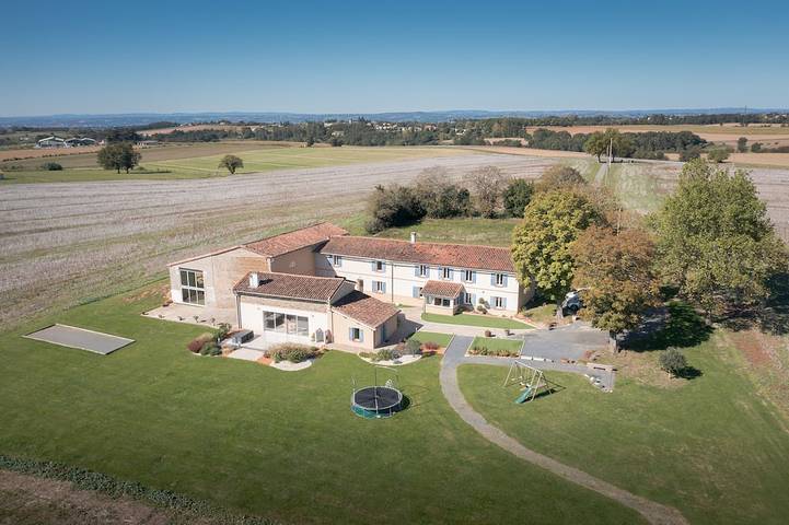 Location de vacances pour 15 personnes, avec Balcon et Jacuzzi ainsi que Jardin et Sauna à Bellegarde (Tarn)