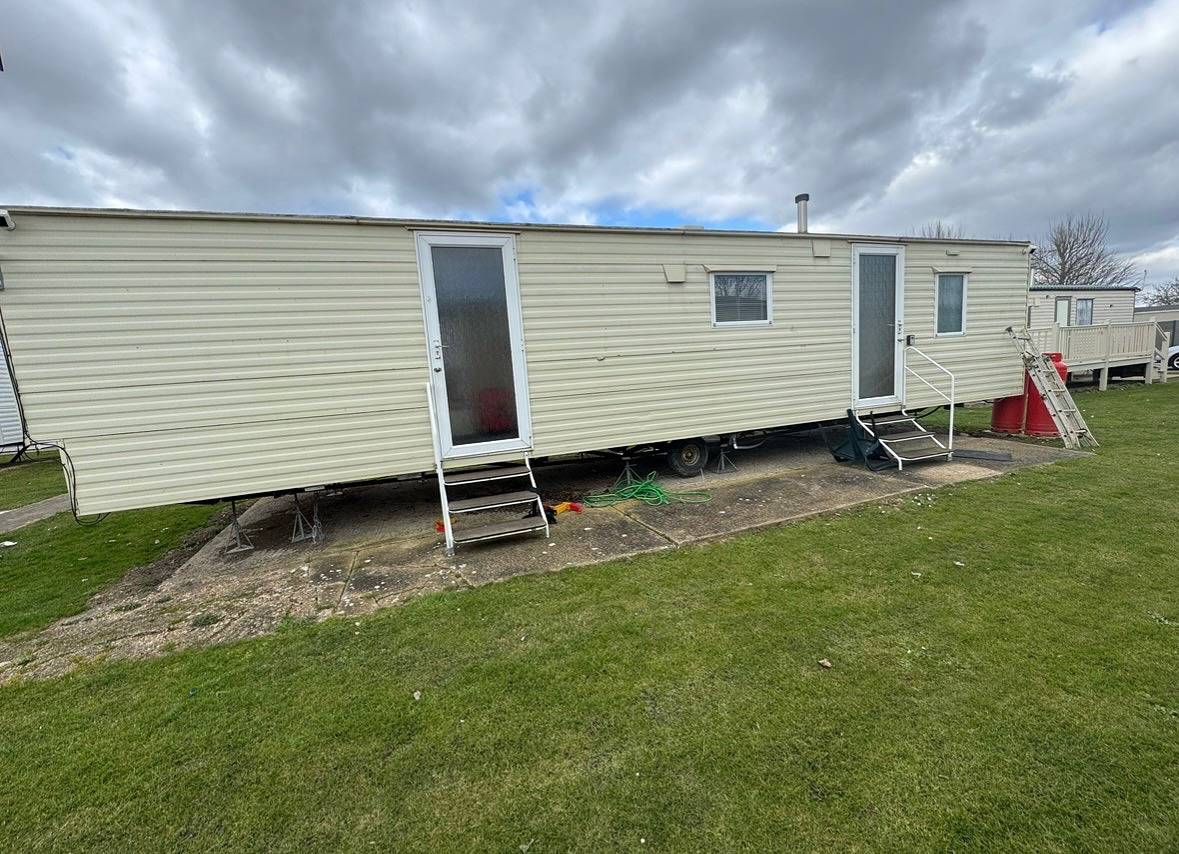Caravan Sleeps 8 with Parking in St Osyth, Essex
