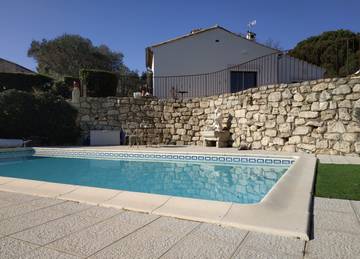 Location de vacances pour 6 personnes, avec terrasse ainsi que piscine et jardin à Pailhès