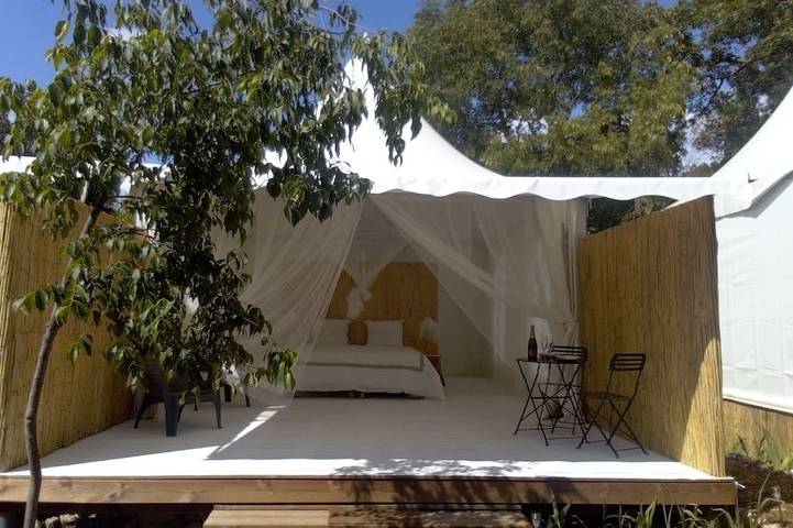 Cabane en bois pour 2 personnes, avec terrasse ainsi que piscine et jardin