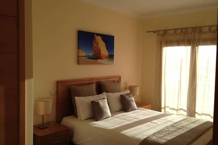 Ganze Wohnung, Luxus 2 Bett / 2 Bad Apartment, A / C, Free Wifi, Pool, 5 Minuten zum Strand in Praia do Burgau, Budens