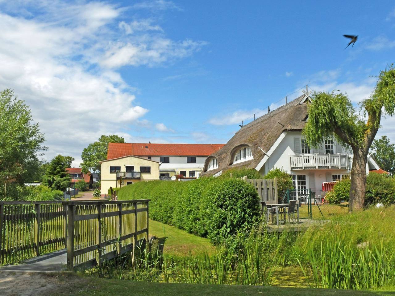 Ganze Ferienwohnung, Landhaus mit Reetdach am Teich - Ferienwohnung Eg 2 mit Terrasse und Strandkorb in Middelhagen, Mönchgut