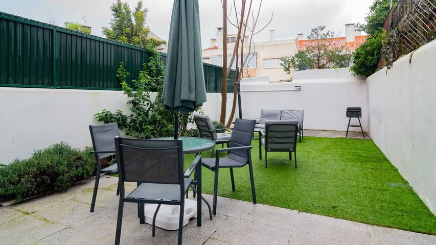 Ganze Wohnung, Ferienwohnung für 5 Personen mit Garten in Santa Engrácia, São Vicente (Lissabon)