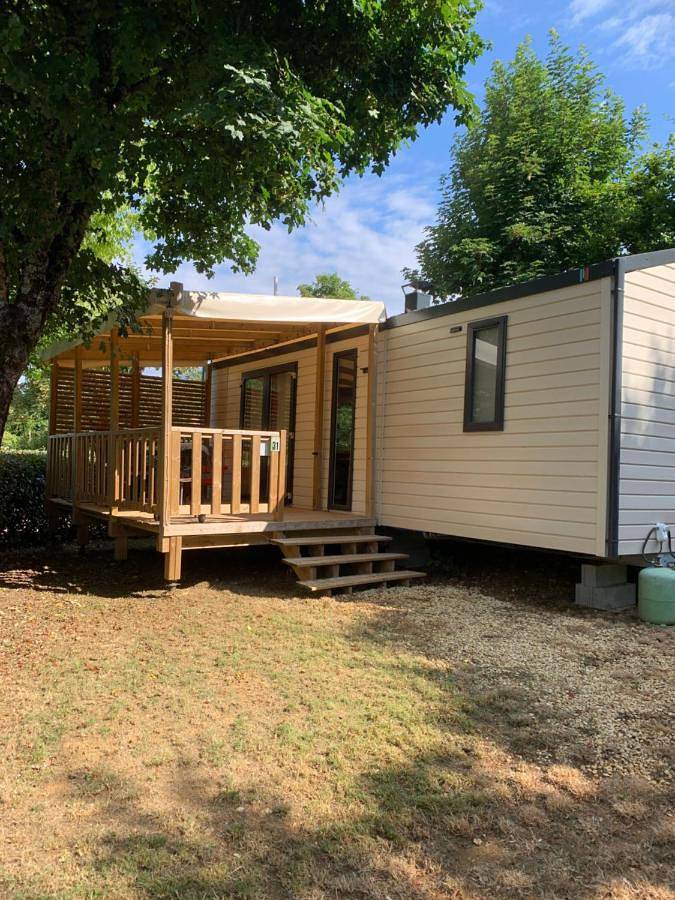 Camping pour 5 personnes, avec piscine ainsi que jardin et bassin pour enfant