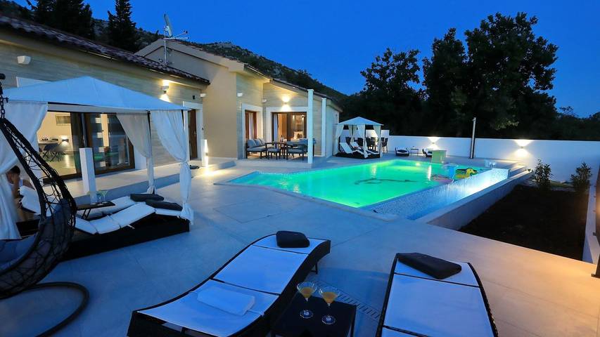 Ferienhaus für 8 Personen, mit Garten und Pool sowie Terrasse in Starigrad
