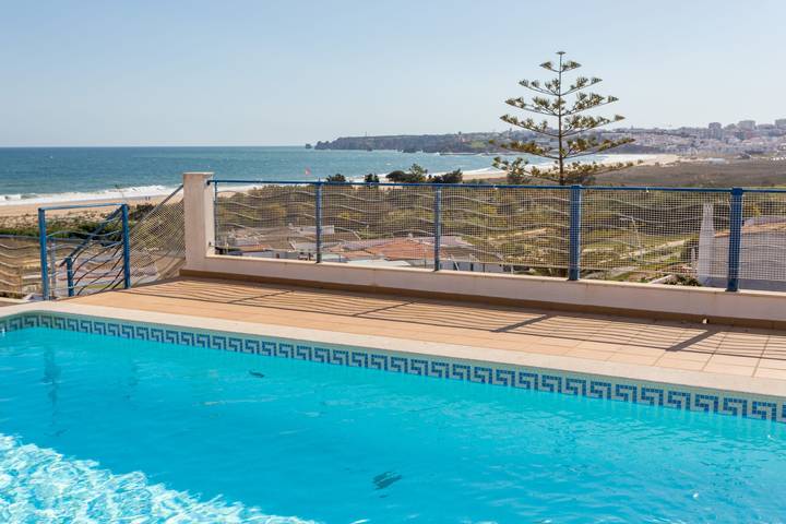 Ferielejlighed for 4 personer, med Balkon og Terrasse såvel som Have og Pool i Lagos