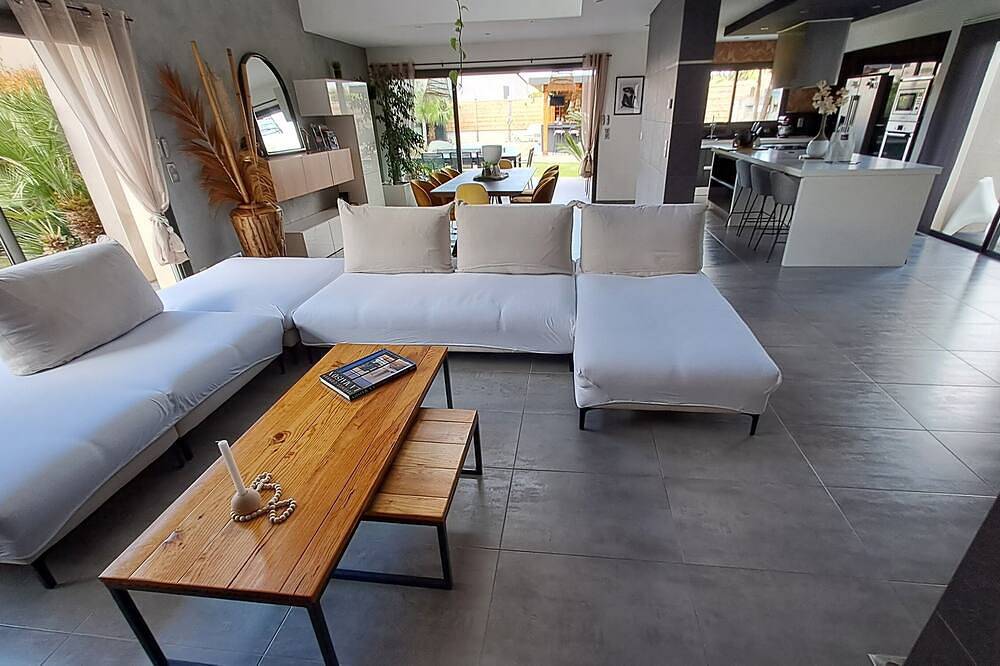 Contemporary villa in a charming listed village in Montbazin, Côte d'Améthyste