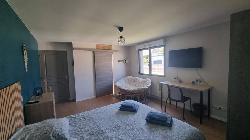 Gîte pour 2 personnes, avec Terrasse et Jardin ainsi que Piscine et Vue à Changé - 4